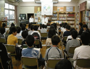 環境応援団は地域の小学校で毎年環境講演を行っています。