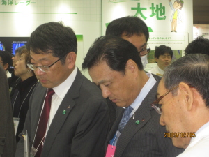 ナノダックスはエコプロ展に三菱電機と一緒に出展しました。三菱電機の現職の会長・社長・本部長様も見学に来られました。