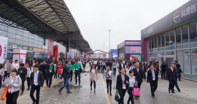 chinaplas展示会に出展しました。会場は人人人であふれていました。