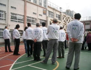 お揃いのユニフォームで活動をしています。