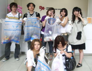 ナノダックスはエコです環境応援団　の活動を支援しています。学生たちも参加して清掃活動を行います。