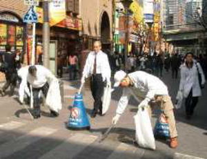 ナノダックスはエコです環境応援団　の活動を支援して、池袋の駅前の清掃活動を行いました。