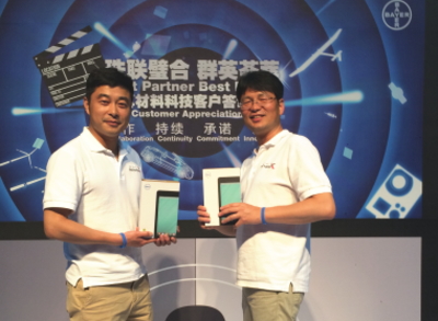 バイエルの招待夜会パーティーでの抽選で原田氏と袁氏が2本しかないタブレットを見事に引き当てました。