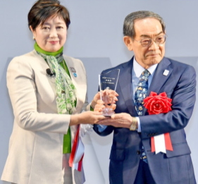 ナノダックス株式会社は世界発信コンペティションで奨励賞を受賞して、東京都の小池百合子都知事から表彰をされました。