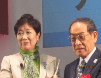 ナノダックス株式会社の藤田鉦則は世界発信コンペティションで奨励賞を受賞して、東京都の小池百合子都知事から表彰をされました。